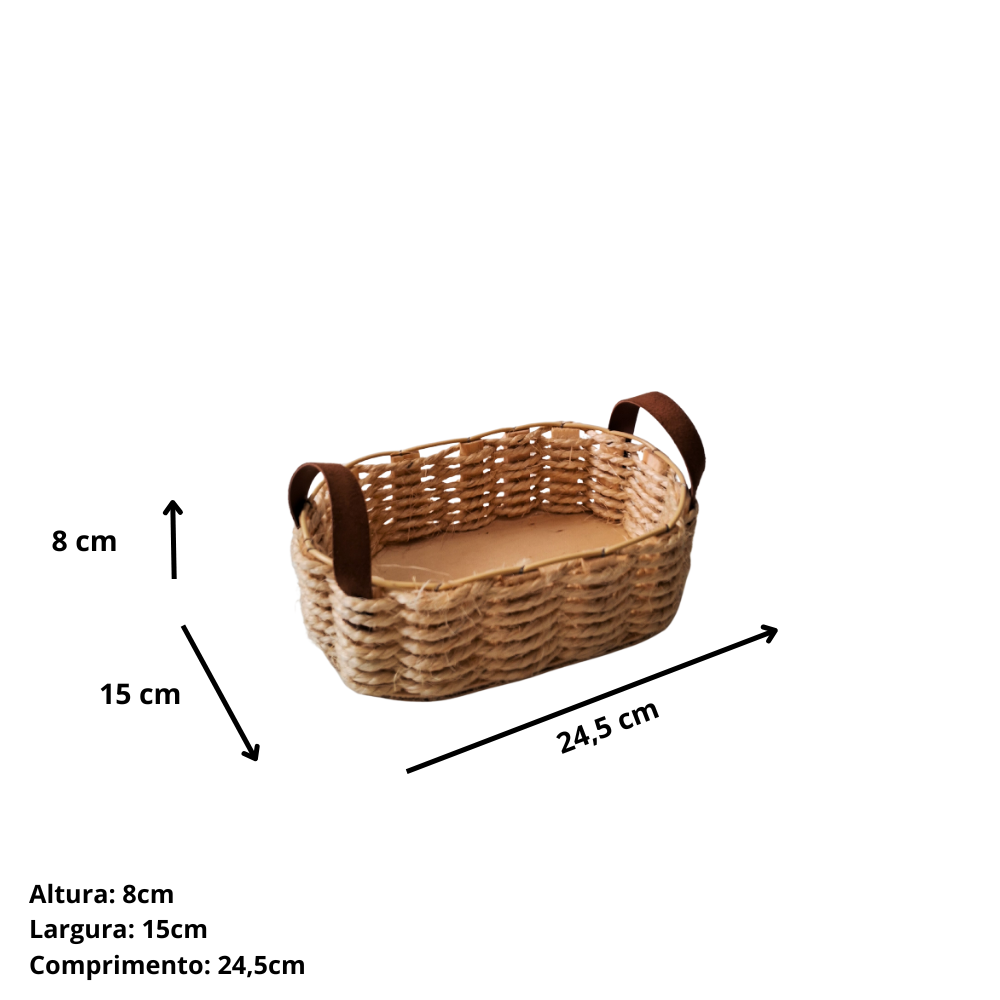 Bandeja oval de madeira de pinus e feito com fio de sisal.